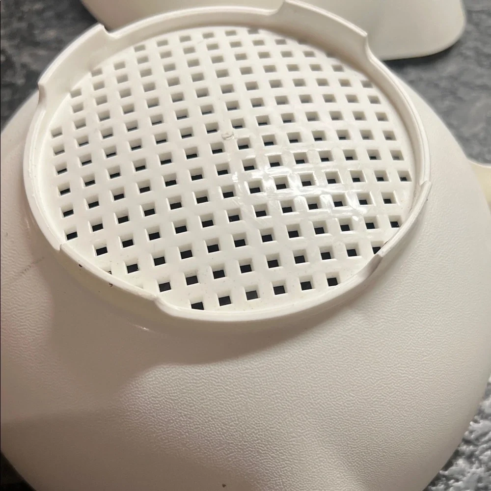 Vintage Tupperware White Plastic Strainer Set. Rare white color. Approx 7” each